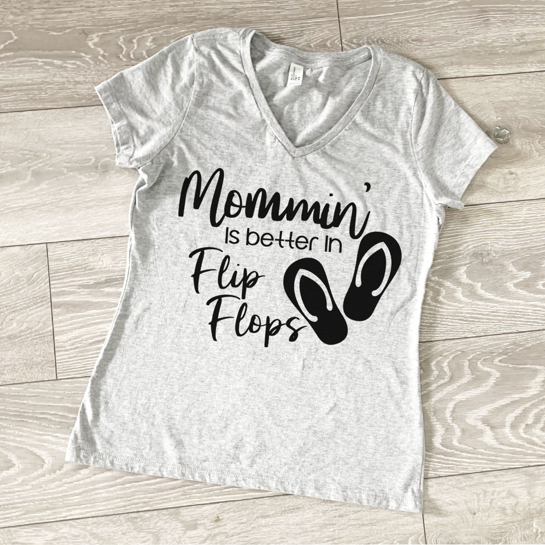 Mommin' in Flip Flops V-Neck - Image 2