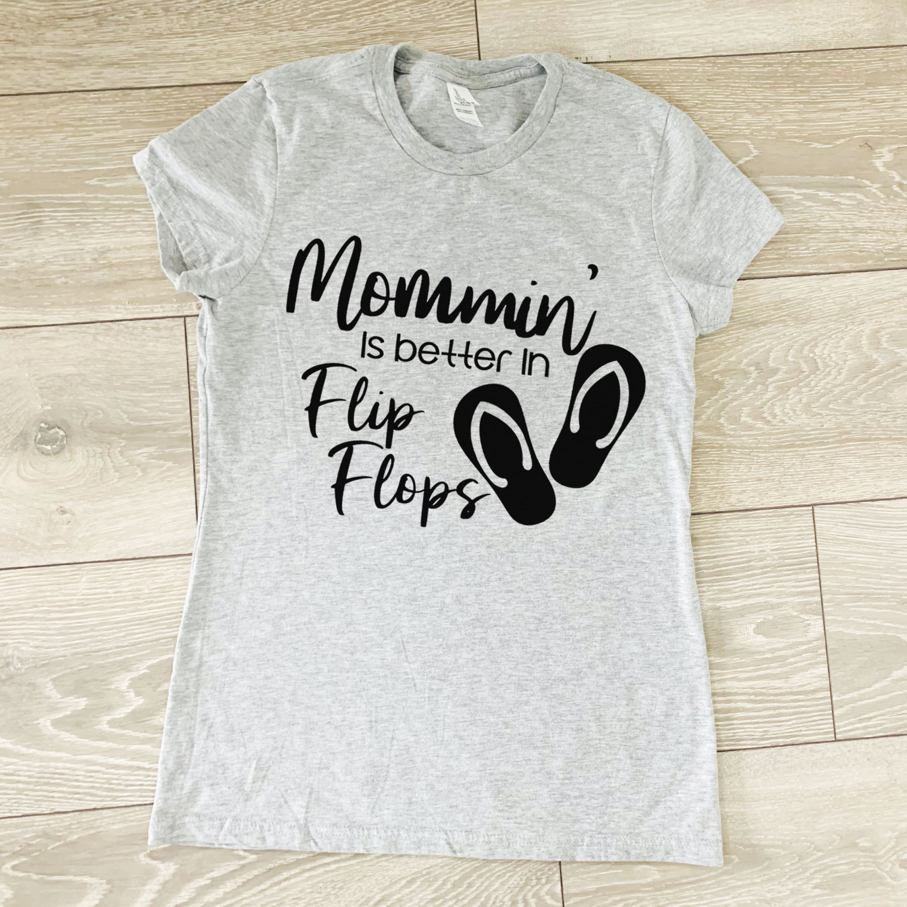 Mommin' in Flip Flops Crew Neck - Image 4
